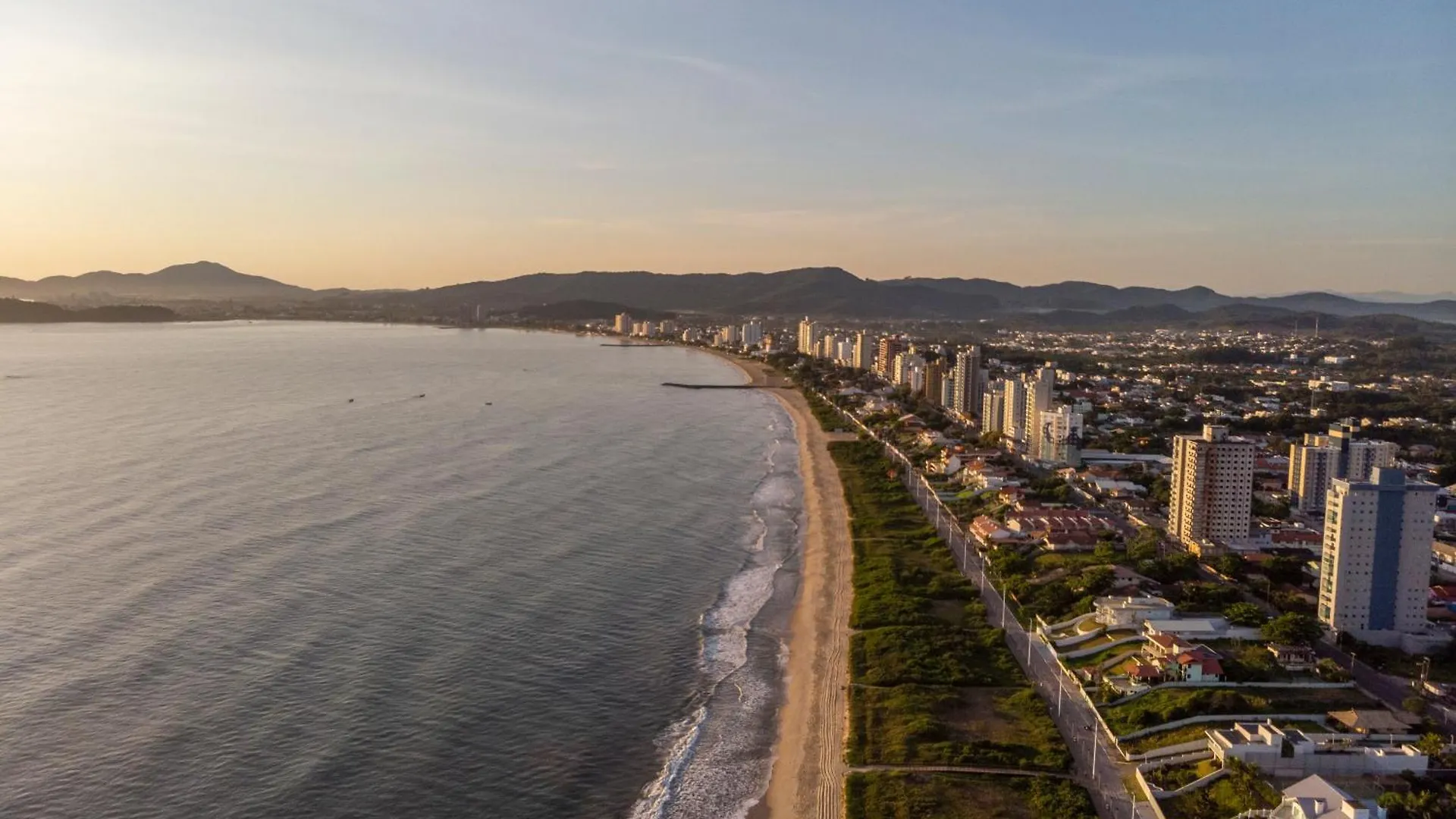 Apartament Apto Bal Picarras 150M Praia Com Pisicna, Sacada Com Churrasqueira Privativa, Ar Condicionado Wi Fi, Portaria 24H, Playground Infantil, Quadra De Esportes Vaga Privativa De Garagem